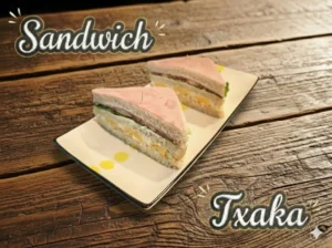 Sándwiches en un plato sobre una mesa de madera.